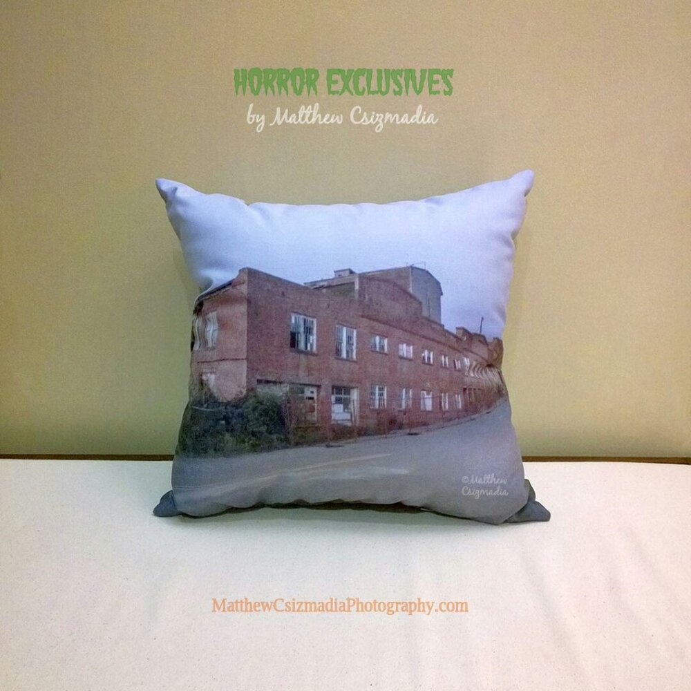 Halloween III: Season of the Witch Silver Shamrock Factory Throw Pillow 🎃 💀 ☘️